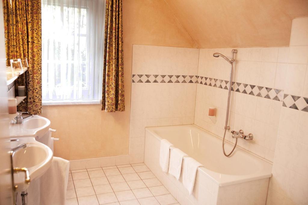 Landgasthof&Hotel Jagdhof Stralsund Zimmer foto
